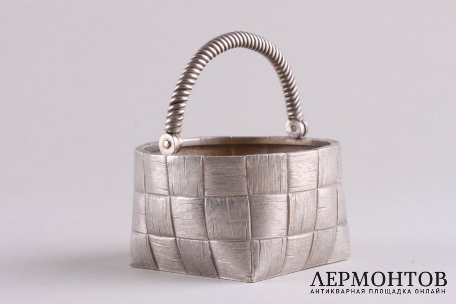 Солонка в виде плетеной корзинки. Серебро 84 пробы. Россия,1880-90 годы.