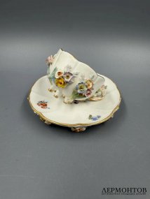 Кофейная пара с лепными цветами. Фарфор, роспись, Meissen, Германия, начало 19 века