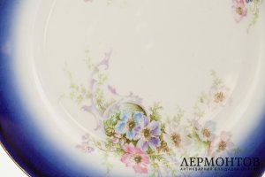 Тарелка с цветочным декором. Россия, Товарищество Кузнецова, 1891-1917 гг.  Фарфор.
