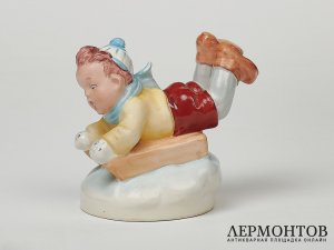 Статуэтка «Девочка на санках». Фарфор, Royal Dux, Чехословакия, 1940 год
