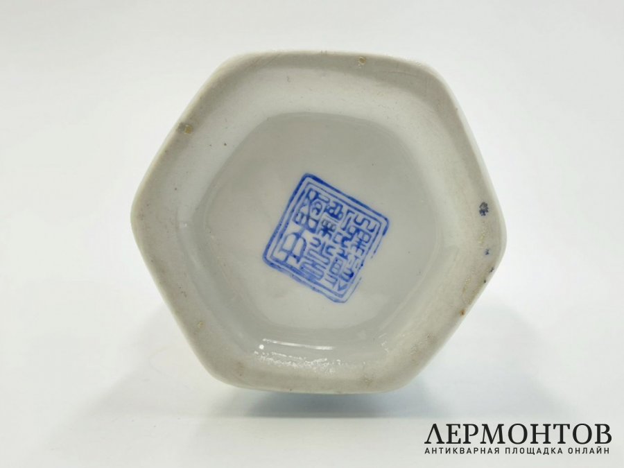 Ваза с росписью в родной коробке. Китай, 1960-е гг. Фарфор, роспись.