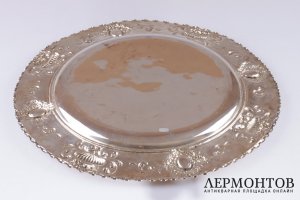 Блюдо круглое с цветочным узором и  камнями. Серебро 800 пробы. Италия