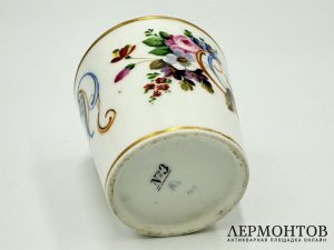Чашка с цветами. Россия, А. Попов, 19 век. Фарфор, роспись.