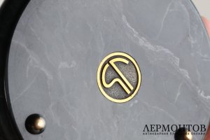 Скульптура Мальчик-рыбак играет с котенком. Камнерезная работа. Екатеринбург.
