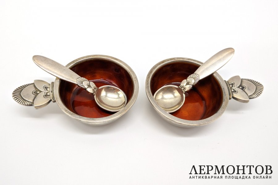 Парные солонки в стиле ар-деко. Серебро, эмаль. Дания, Georg Jensen, после 1945 года.