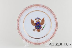 Декоративная тарелка со стилизованным гербом России. Фарфор, роспись. Китай..