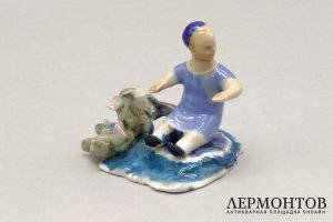 Статуэтка Малыш возле дерева. Фарфор, роспись. Кожин П.М. СССР, Дулево, 1940е гг.