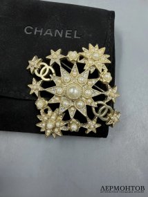 Брошь-звезда с жемчугом и кристаллами. Ювелирный сплав, Chanel, Италия, 2015 год