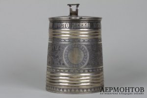 Кружка с изображением петушка на крышке. Россия, Москва, мастер ВС, 1874г. Серебро 84