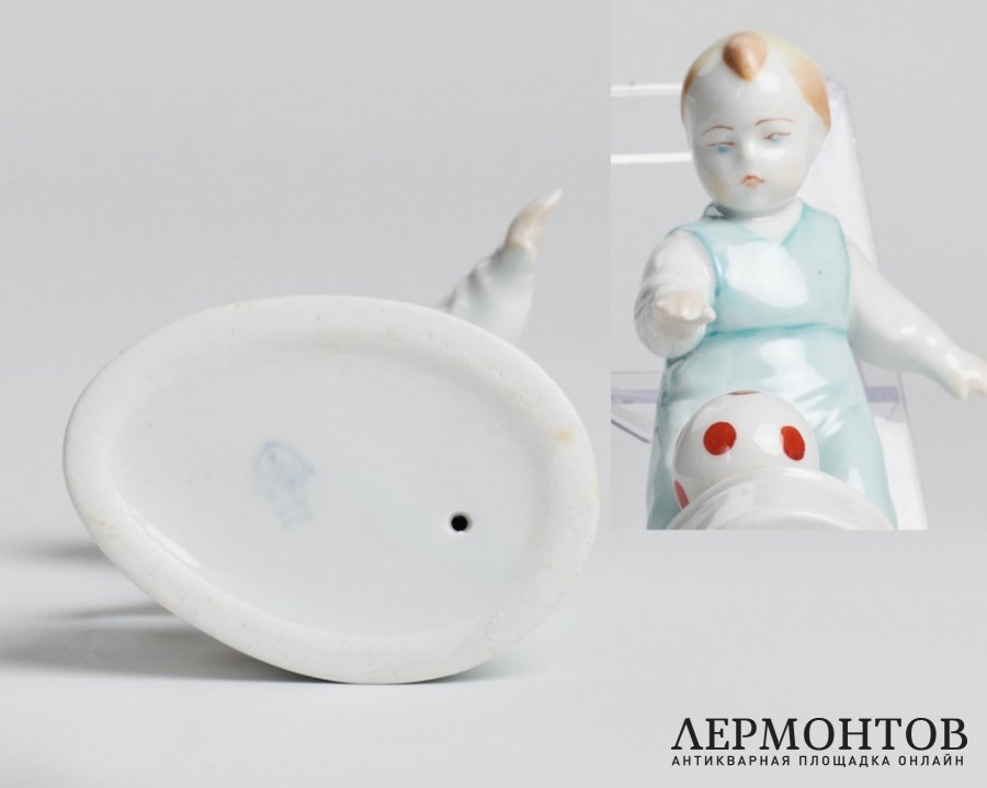 Статуэтка «Малыш-футболист». Фарфор, Zsolnay, Венгрия, 1930–1950-е годы