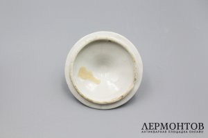 Сахарница с цветочной росписью. Россия, фабрика Сафронова, 1820-1840-е гг. Фарфор.