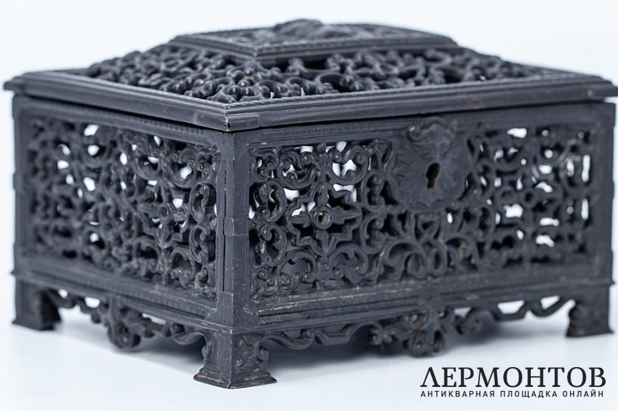 Шкатулка ажурная с маскароном. Российская Империя, Касли, М.Тепляков, 1914 г. Чугун.
