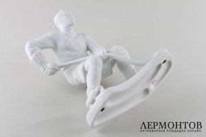 Статуэтка Хоккеист. Фарфор.  Фабрика Royal Dux, Чехословакия, подпись K.LERCH, к. XXв