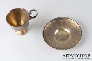 Чайная пара, украшенная узором гильоше. Серебро 84 пробы. Россия, 1879 год