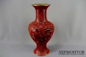 Декоративная ваза. Красный лак. Китай, ХХ век. Высота 38,0 см.