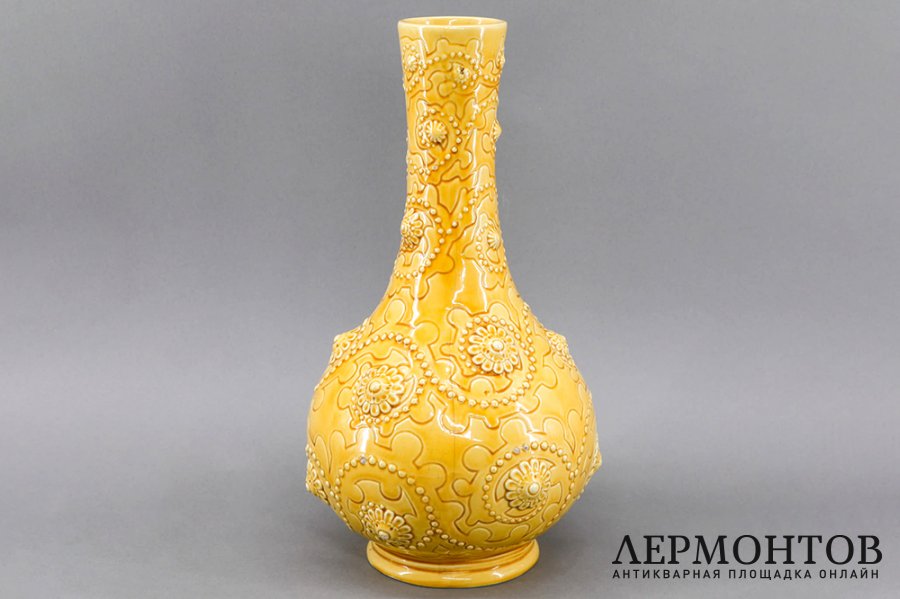 Ваза с орнаментом в византийском стиле. Россия, Кузнецов, 1890е. Фаянс