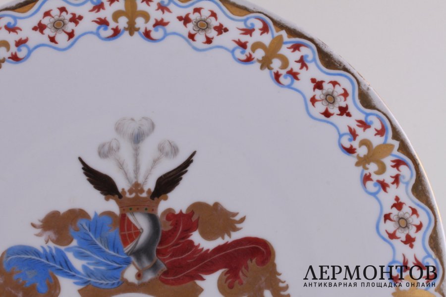 Блюдо с изображением герба. Фарфор, роспись. Предположительно Восточная Европа, XIX в