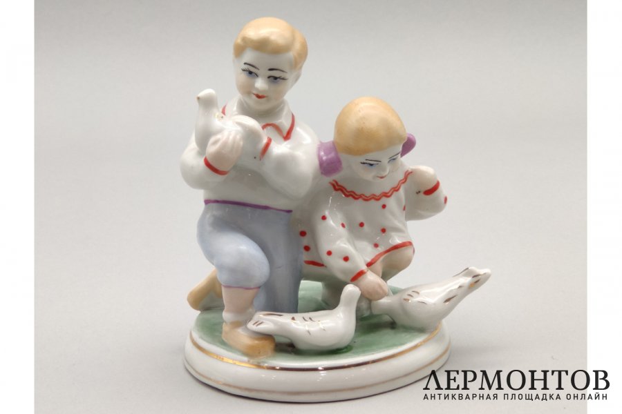 Статуэтка Дети с голубями. Фарфор, роспись. СССР, Полонне ЗХК, 1956-72