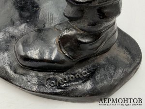 Скульптура Крестьянин, идущий с работы. Каслинский завод, 1920-е гг. Чугун.