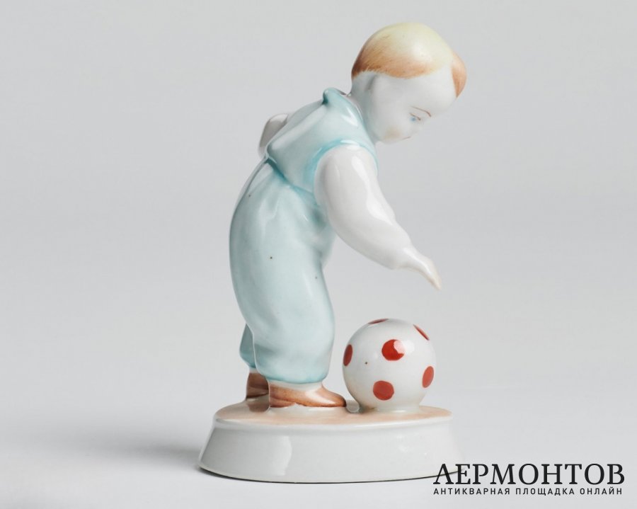 Статуэтка «Малыш-футболист». Фарфор, Zsolnay, Венгрия, 1930–1950-е годы
