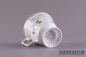 Чайная пара на прорезной ножке с изображением цветов. Россия, т-во Кузнецова