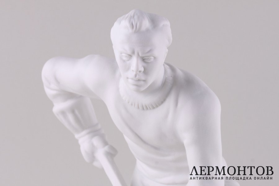 Статуэтка Хоккеист. Чехия, мануфактура Royal Dux, 2000-е гг. 