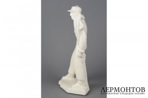 Статуэтка Лыжник в стиле Ар Деко. Франция. Автор модели Le Jan, 1930-е гг. Фаянс.