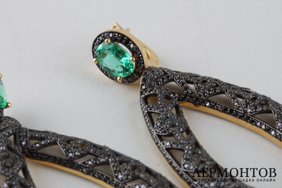 Серьги с изумрудами и черными бриллиантами, 750 пробы , бренд MELEKKIS