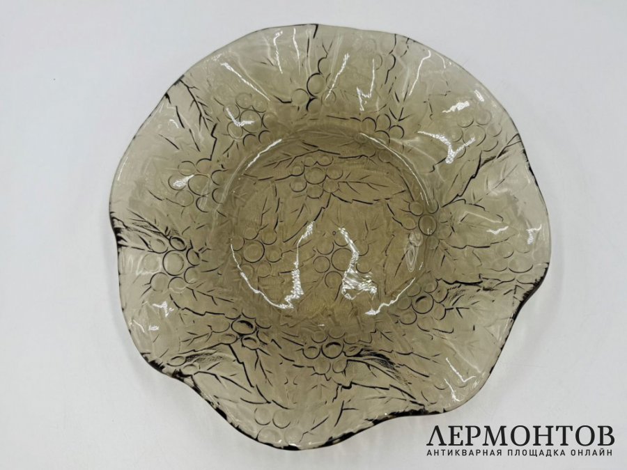 Блюдо морошка из антрацитового стекла. Завод Неман, автор Мурахвер, 1970-е гг.