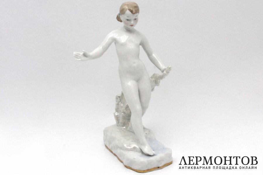 Статуэтка Девочка, входящая в воду. Фарфор, роспись. СССР, Дулево, 1960 г. Гатилова.