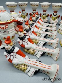 Предметы сервиза «Цирк» («Клоунада»). Фарфор, роспись, Дмитровский фарфоровый завод, автор Орлов, СССР, 1946–1957 годы