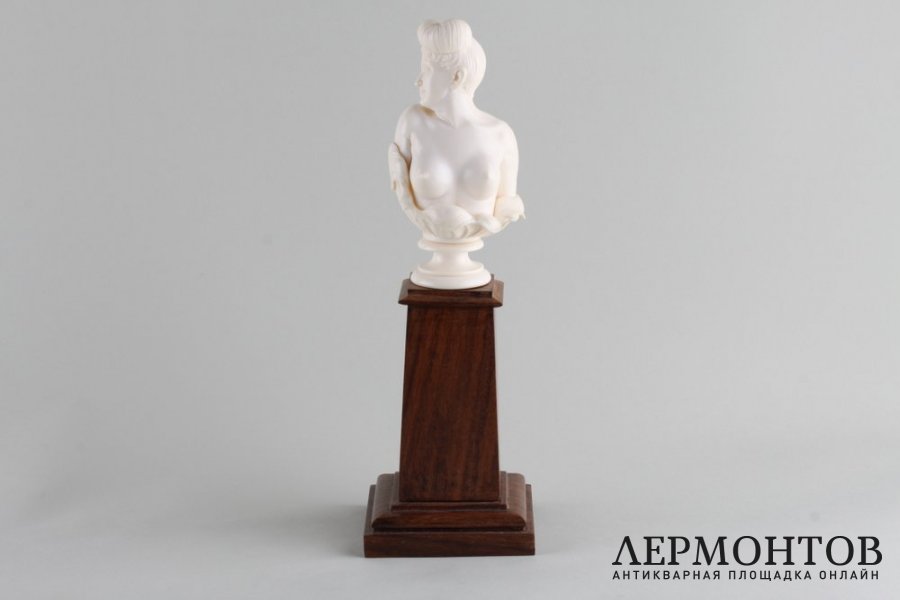 Бюст обнаженной девушки, ар-деко. Кость, дерево. Европа, 1930-е гг.