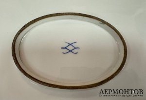 Блюдо «Кавалеры и дамы на природе». Фарфор, роспись, предположительно Sèvres, Франция, конец 19 — начало 20 века