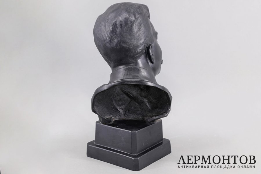 Бюст И.В. Сталин. Чугун, голландская сажа. СССР, Касли, Н. Горин, ок. 1936 г.