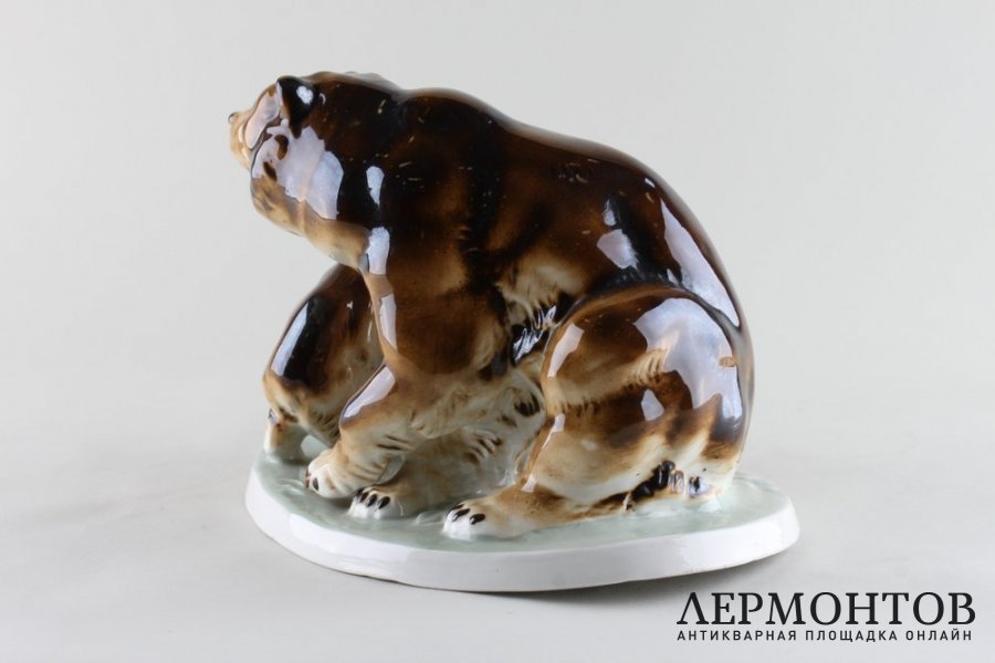 Медведица с медвежатами. Фарфор, роспись, аэрография. Чехословакия, до 1940-х гг.