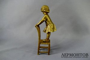 Девочка на стуле. Nick. Бронза. Франция, Париж, середина ХХ века. 21,0 см.