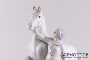 Статуэтка Колхозница с конем. СССР, Гжель, автор Бессарабова, 1950-1960-е гг. Фарфор.