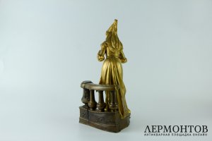 Статуэтка Дама с голубями на балконе. Франция, 1900-е гг.