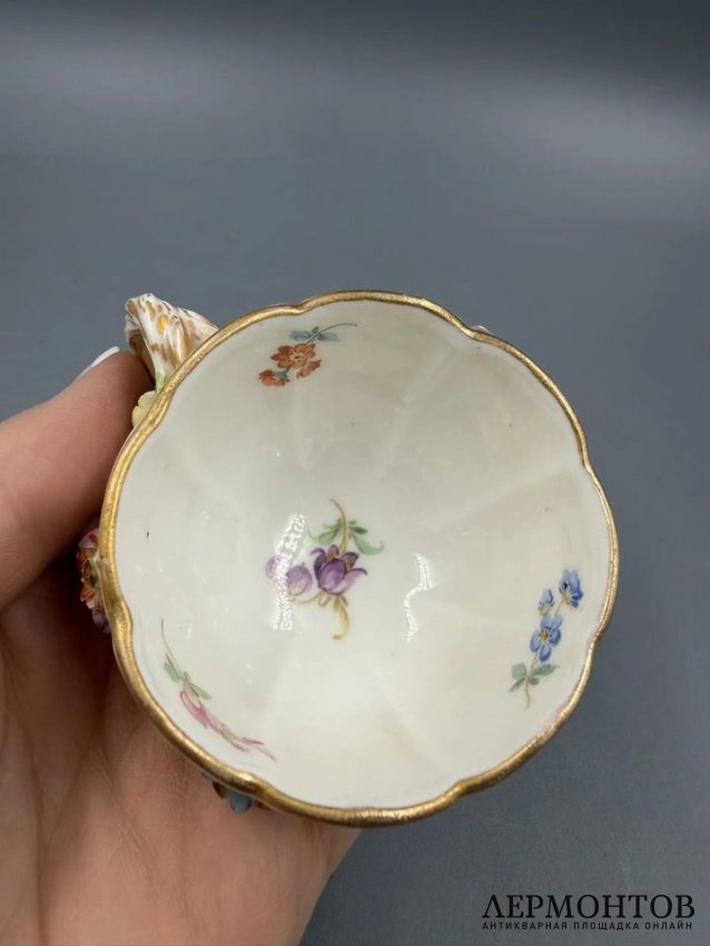 Кофейная пара с лепными цветами. Фарфор, роспись, Meissen, Германия, начало 19 века
