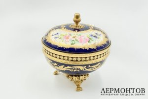 Конфетница в стиле Севр. Франция, кон. 19 - нач. 20 в. Фаянс, роспись, латунь.