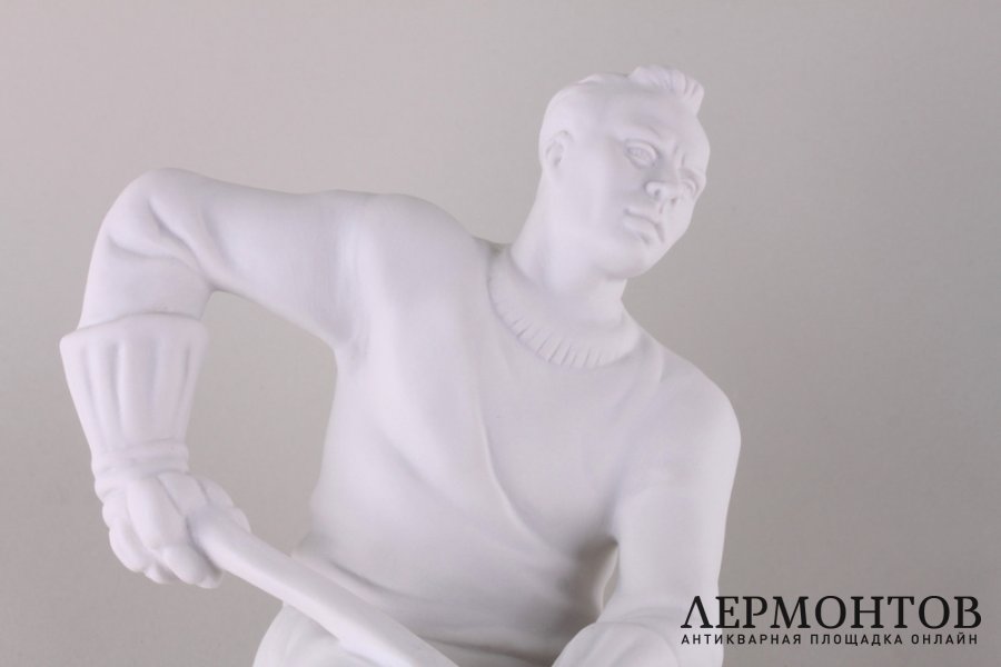 Статуэтка Хоккеист. Чехия, мануфактура Royal Dux, 2000-е гг. 