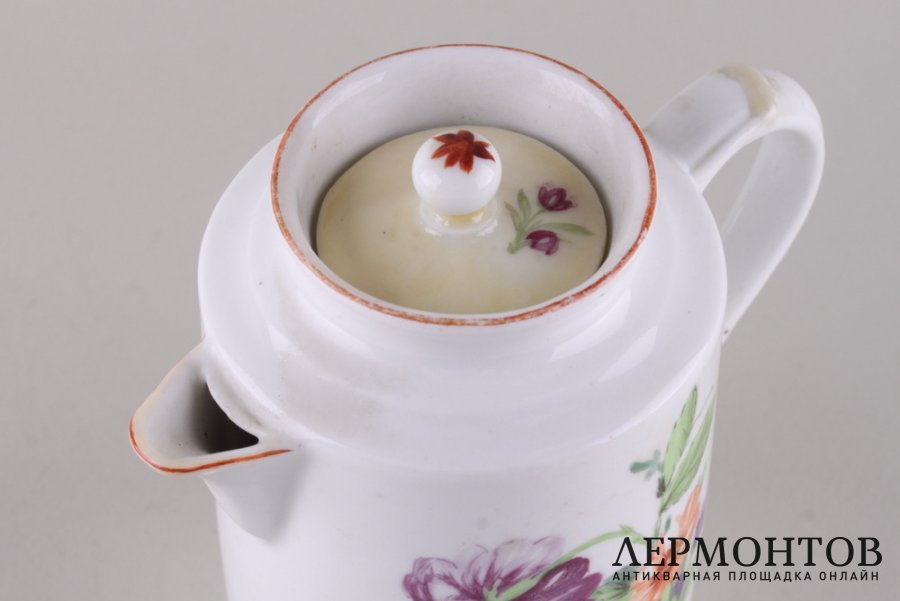 Молочник из сервиза с цветочным декором и маркой Придвор. Россия, ИФЗ, 18 в.