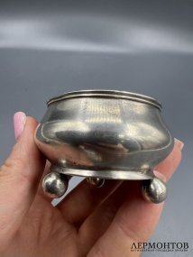 Солонка на ножках-шариках. Серебро 84 пробы, Россия, 1887 год