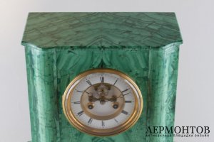 Часы в стиле классицизма, декор. малахитом в технике рус. мозаика. Россия, 1850-60 гг