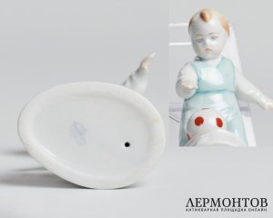 Статуэтка «Малыш-футболист». Фарфор, Zsolnay, Венгрия, 1930–1950-е годы