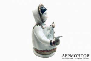 Статуэтка Якутка с севрюгой. СССР, ЛФЗ, скульптор С.Б. Велихова, 1950-1960 гг. Фарфор