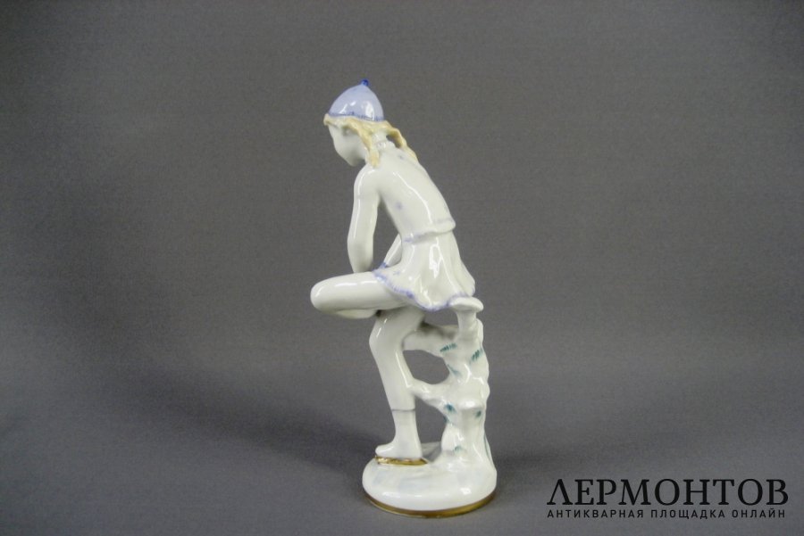 Юная фигуристка. Фарфор. СССР, ЛФЗ, 50-60-е годы ХХ века.