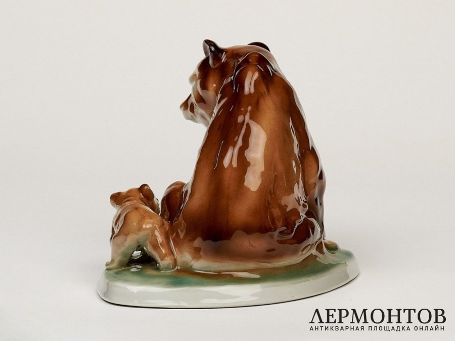 Статуэтка «Медведица с медвежатами». Фарфор, Lippelsdorf, Германия, 1951–1974 годы