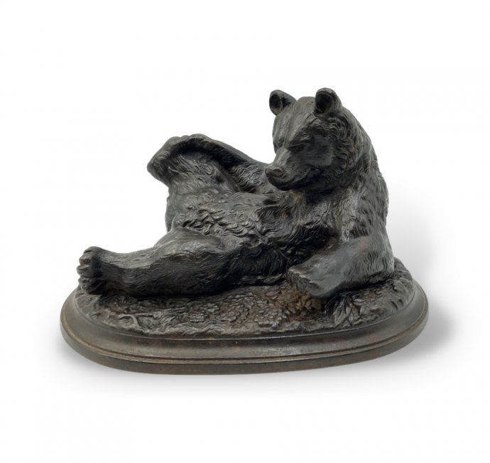 Скульптура Медвежонок валяющийся. Россия, Каслинский завод, 1937-1940 гг. Чугун.