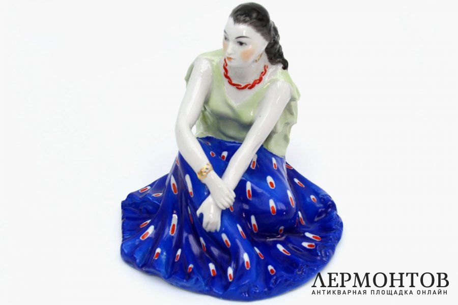 Статуэтка Земфира сидящая. Фарфор, роспись. СССР, Дулево, 1948-52 г. Редкий вариант.